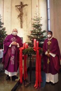  Start am Adventskranz beim Entzünden der 4. Kerze in der Stadtpfarrkirche Mariae Namen: Pfarrer James (rechts) mit Dechant Andreas Weber (links)